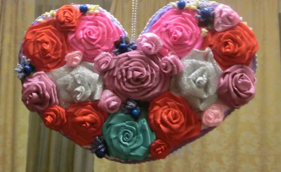 Сердце из роз из атласных лент - большая валентинка своими руками
